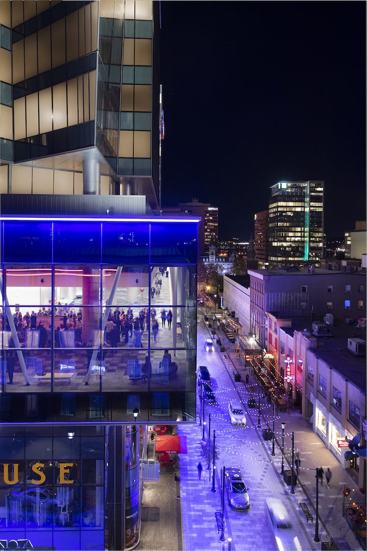 HighviewoutsidetheHalifaxConventionCentreshowingthestreetbelowandpeopleinsidethroughthewindows