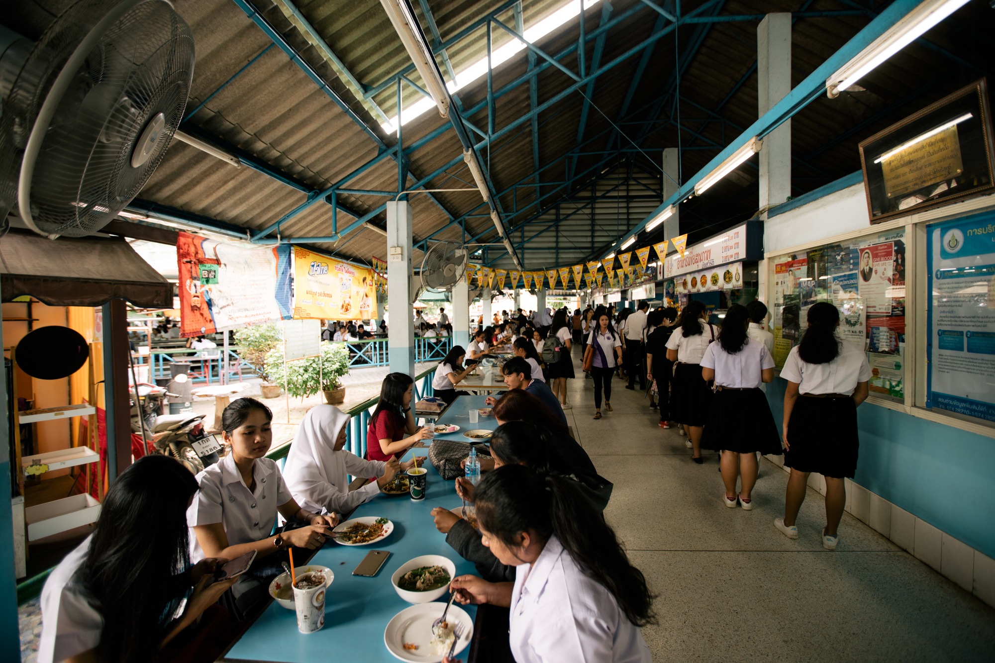 Photo of a group of students eating lunch at Imagine Thailand