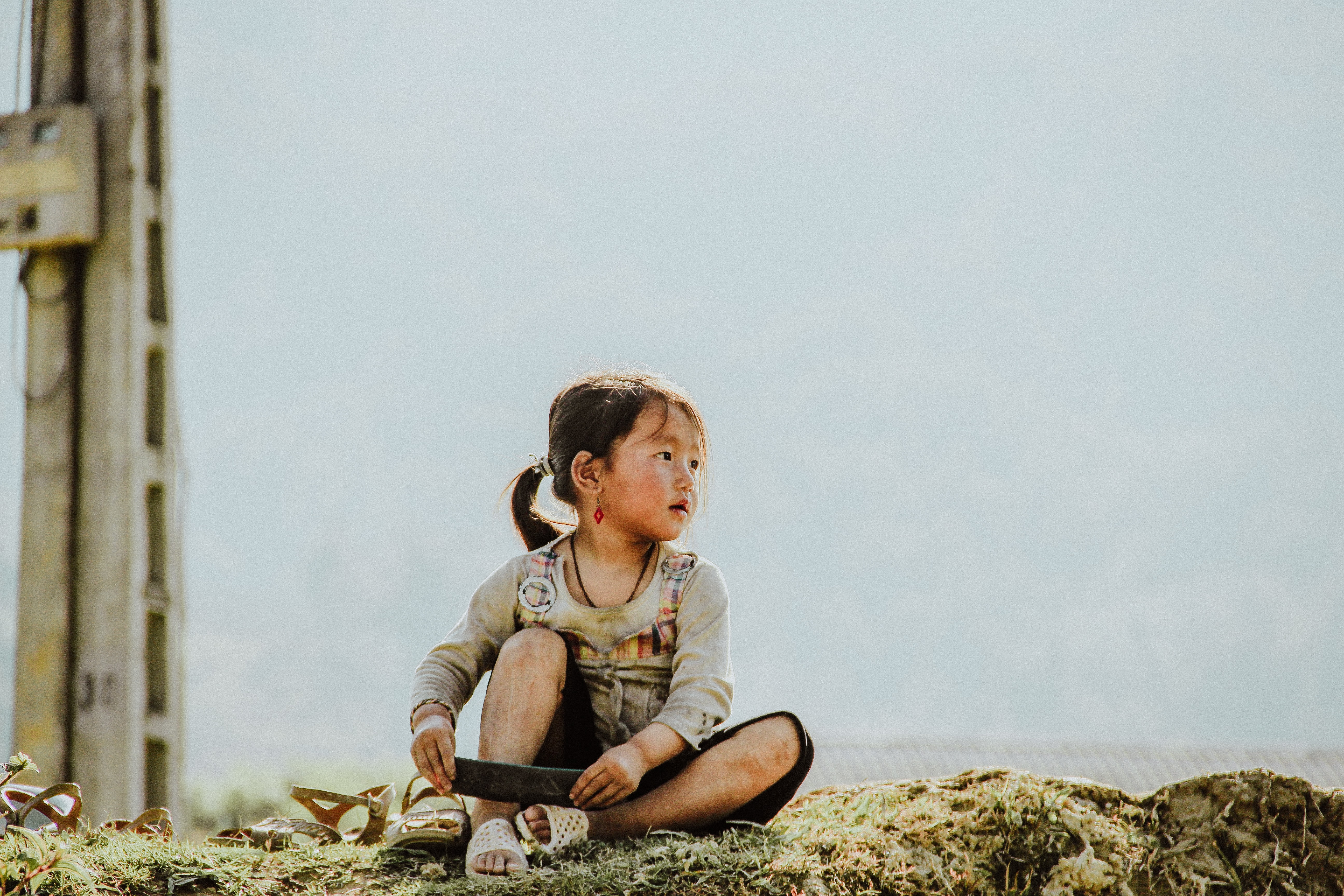 Photo of a girl sitting on a ledge by Susie Ho on Unsplash